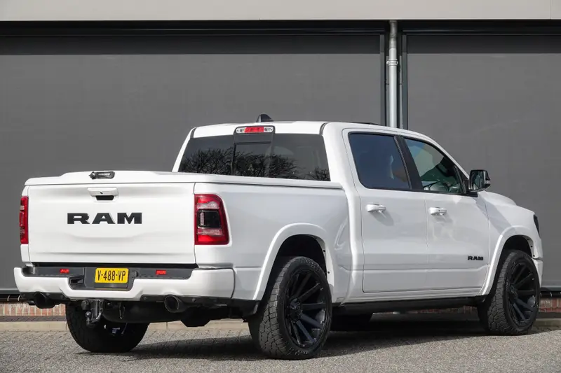 Dodge Ram 1500 5.7 V8 401Pk 4x4 Crew Cab | Laramie | 360° Camera | Panoramadak | Treeplanken | Trekhaak | 22'' | Ivory White 2019 leasen bij DreamLease: foto 2