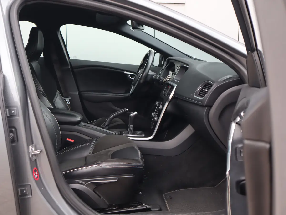 Volvo V40 2.0 T4 Business Sport R-Design: foto 27
