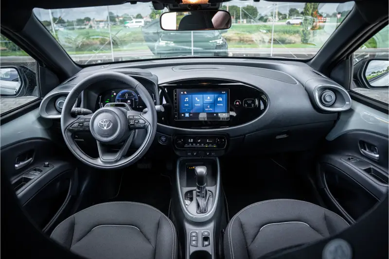 Toyota Aygo X Hybrid 115 pulse Automaat ** Stoelverwarming ** Camera ** Carplay ** Keyless 2026 leasen bij DreamLease: foto 2