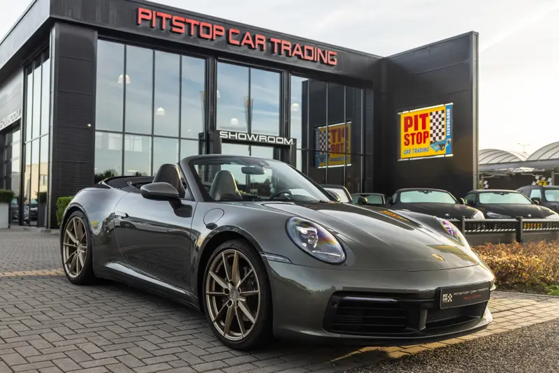 Porsche 911 Cabrio 992 3.0 Carrera, Aventurijn groen, PASM, Sportstoelen, Camera! 2020 leasen bij DreamLease: foto 1