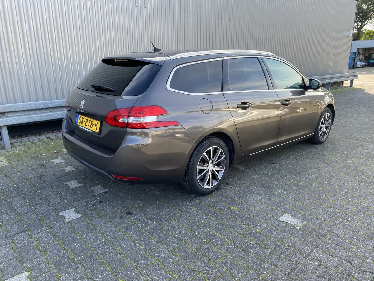 Peugeot 308 SW 1.2 PureTech Blue Lease Premium: foto 2