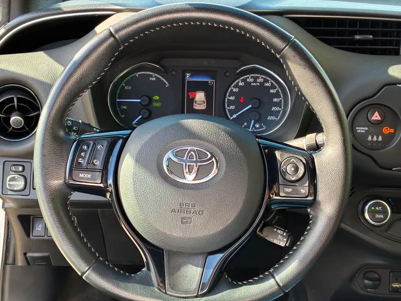Toyota Yaris 1.5 Hybrid Bi-Tone|2e Eigenaar|Automaat|Camera|Navigatie|CruiseControl|Climatronic|Nieuwe APK|Trekhaak| 2018 leasen bij DreamLease: foto 2