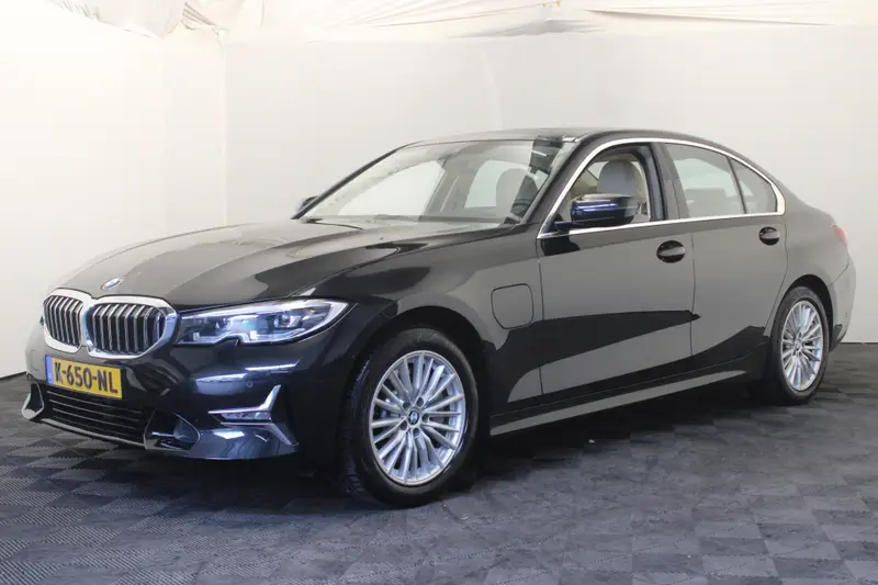 BMW 3 Serie 330e eDrive Edition 2021 leasen bij DreamLease: foto 1