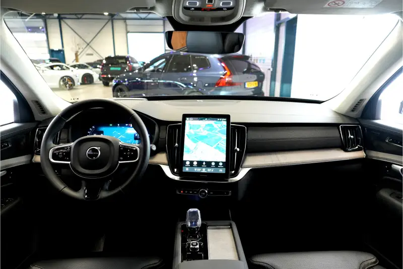 Volvo XC90 2.0 T8 AWD 335kW/456pk Aut8 Recharge Ultra Bright 7P LUCHTVERING + HARMAN/KARDON + MASSAGE + ALCANTARA HEMEL + ADAPT.CRUISE + PANORAMADAK + HEAD-UP + STOELVERWARMIN V&A + STUURVERWARMING + LEDEREN DASHBOARD + 360 CAMERA + STOELVENTILATIE + 21" LM-VELGEN!! 2025 leasen bij DreamLease: foto 2
