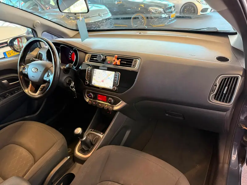 Kia Rio 1.2 CVVT ExecutiveLine | Achteruitrijcamera | Stoel+Stuurverwarming | Navigatie | Cruise control | Climate control | Parkeersensoren | Nederlands geleverd | Elek. inklapbare spiegels 2016 leasen bij DreamLease: foto 2