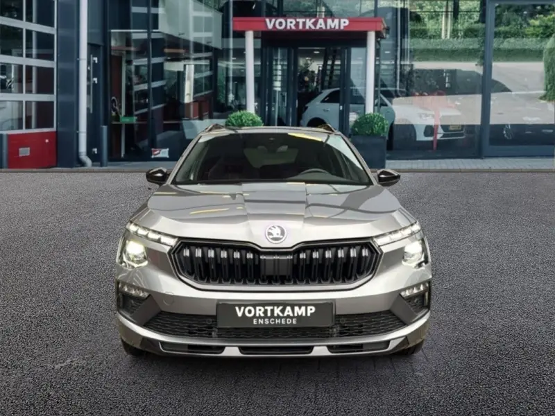 Škoda Kamiq 1.0 TSI DSG MONTE CARLO ZWENK.TREKHAAK/GLAS-DAK/STOELVERW/CAMERA 2026 leasen bij DreamLease: foto 2