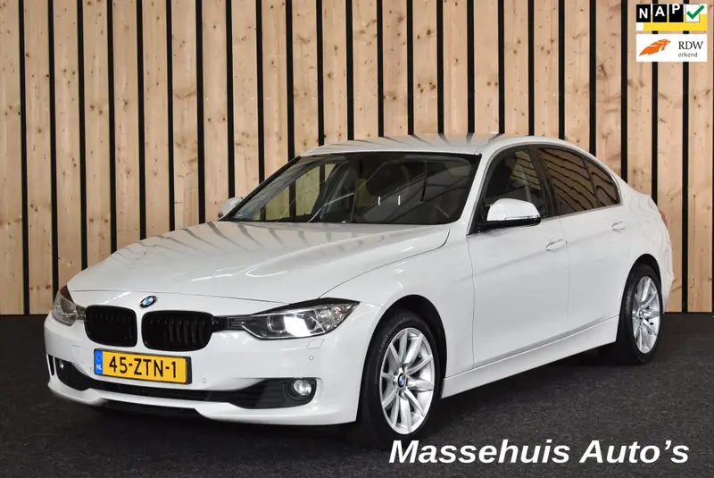BMW 3 Serie 320i Upgrade Edition 184 PK Automaat NL-auto Xenon Leer Clima Cruise + Nwe APK 2013 leasen bij DreamLease: foto 1