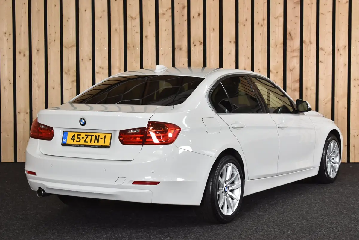 BMW 3 Serie 320i Upgrade Edition 184 PK Automaat NL-auto Xenon Leer Clima Cruise + Nwe APK: foto 2
