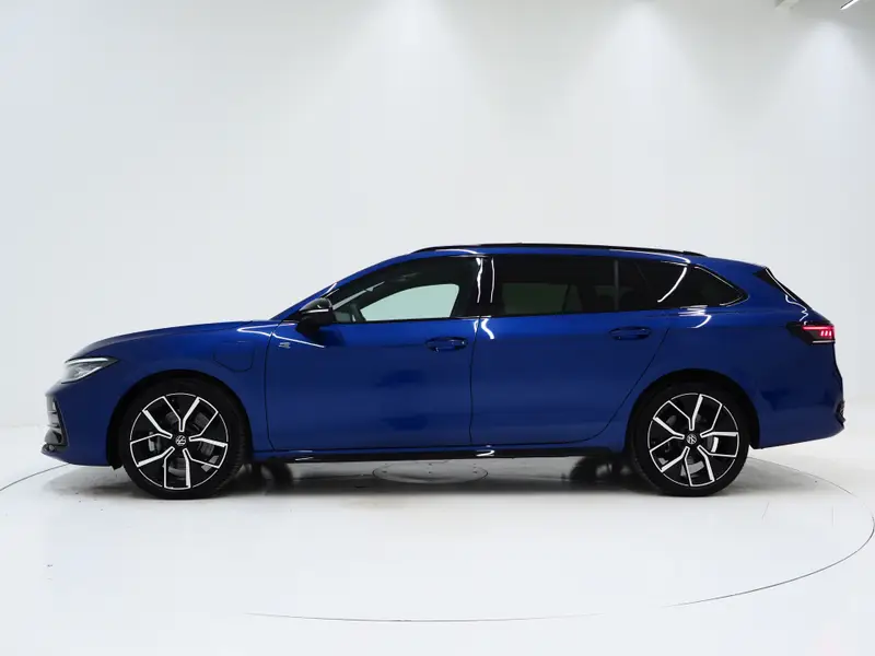Volkswagen Passat Variant 1.5 eHybrid R-Line Black 2025 leasen bij DreamLease: foto 2