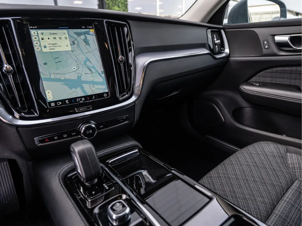 Volvo V60 2.0 T6 Plug-in hybrid AWD Core Bright: foto 2