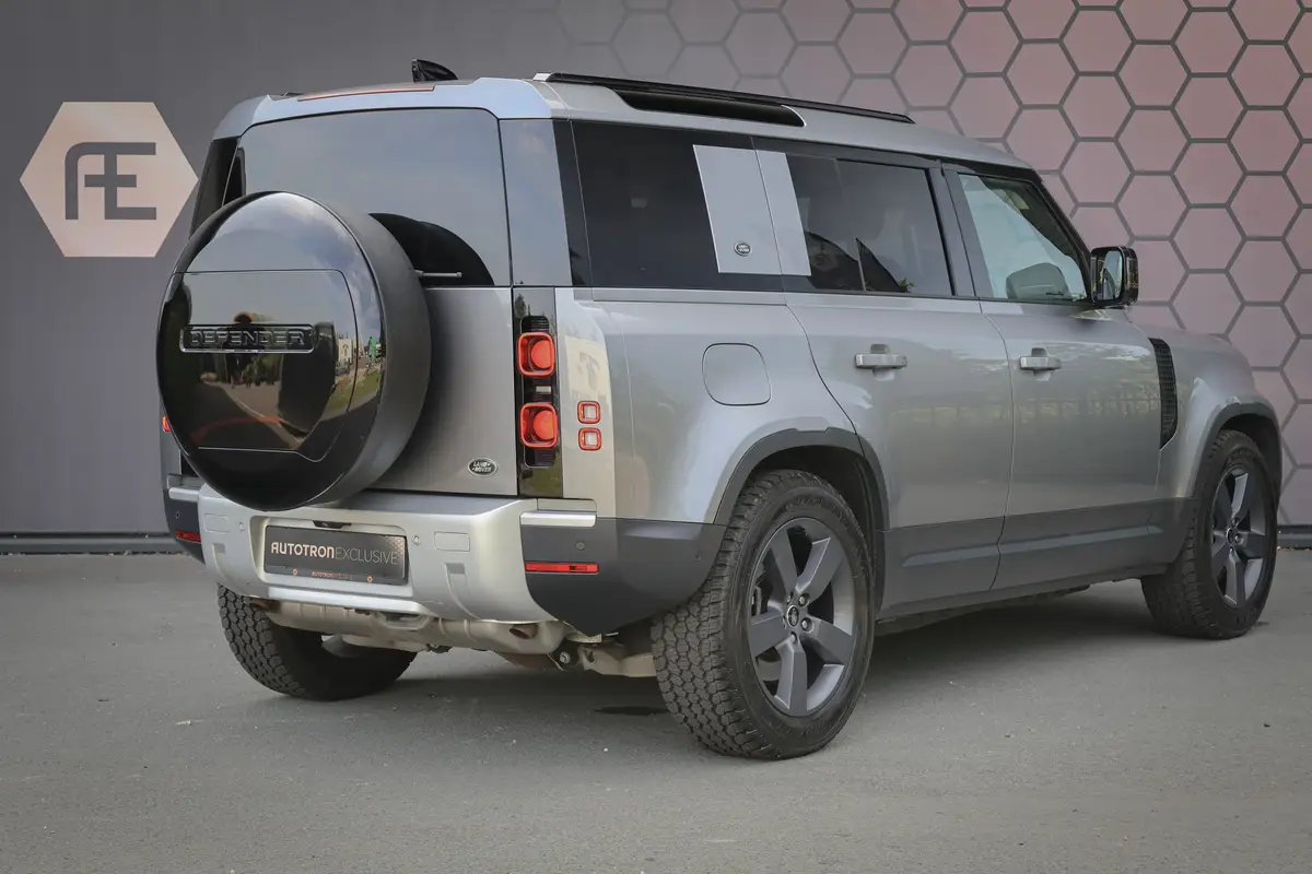 Land Rover Defender 110 P400e | PANORAMADAK | STOELVERWARMING | COLD CLIMATE PACK INCL. VOORRUIT EN STUURWIELVERWARMING | ELEK. TREKHAAK | LED KOPLAMPEN | VIRTUAL MIRROR | KOELKAST |: foto 2
