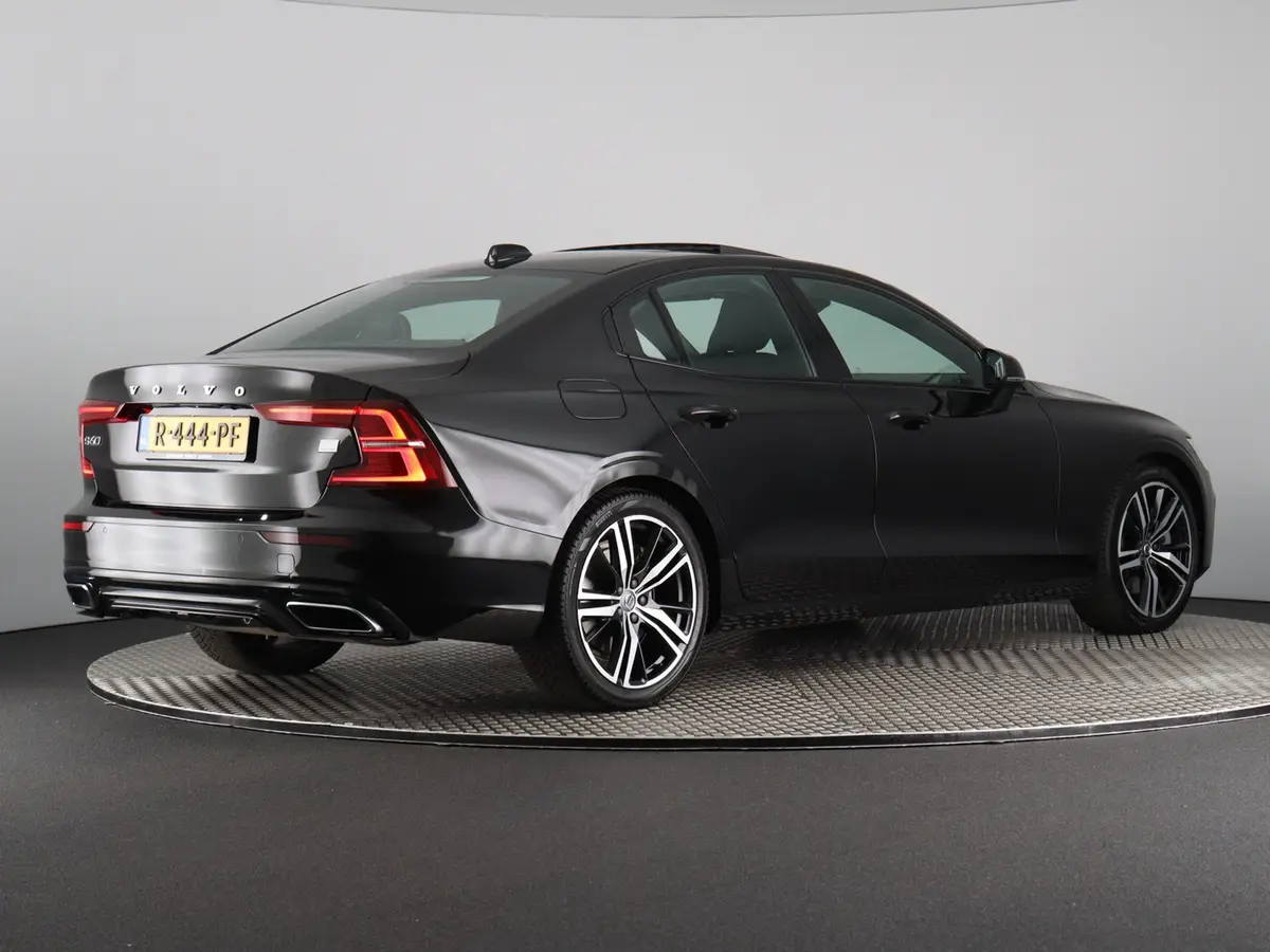 Volvo S60 2.0 Recharge T8 AWD R-Design SOH 98%: foto 2