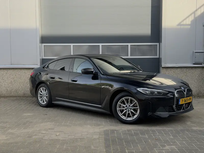 BMW i4 eDrive40 84 kWh Trekhaak, ACC, Zwarte hemel, Elektr stoelen, HUD, DAB 2023 leasen bij DreamLease: foto 1