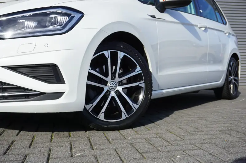 Volkswagen Golf Sportsvan 150PK Highline AUTOM. | TREKHAAK | WINTERPACK | CAMERA | NAVI 2020 leasen bij DreamLease: foto 2
