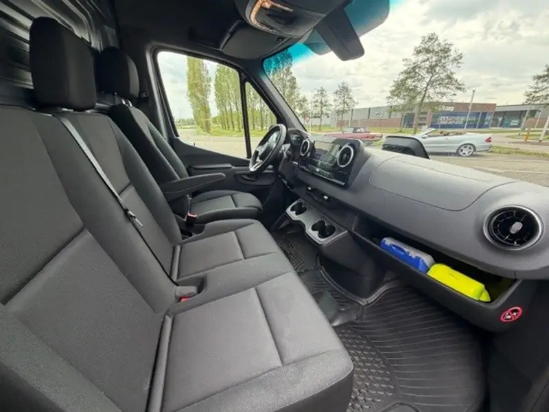 Mercedes-Benz Sprinter 319 1.9 CDI L2 Night Edition l Distronic l LED High Performance l Geveerde best. stoel l MBUX l Smartphone Integratie l Trekhaak 3,5 t l PTS l Betimmerd l Stoelvewarming l Tweezitsbank l Airconditioning l Dode hoek assistent l 2024 leasen bij DreamLease: foto 2