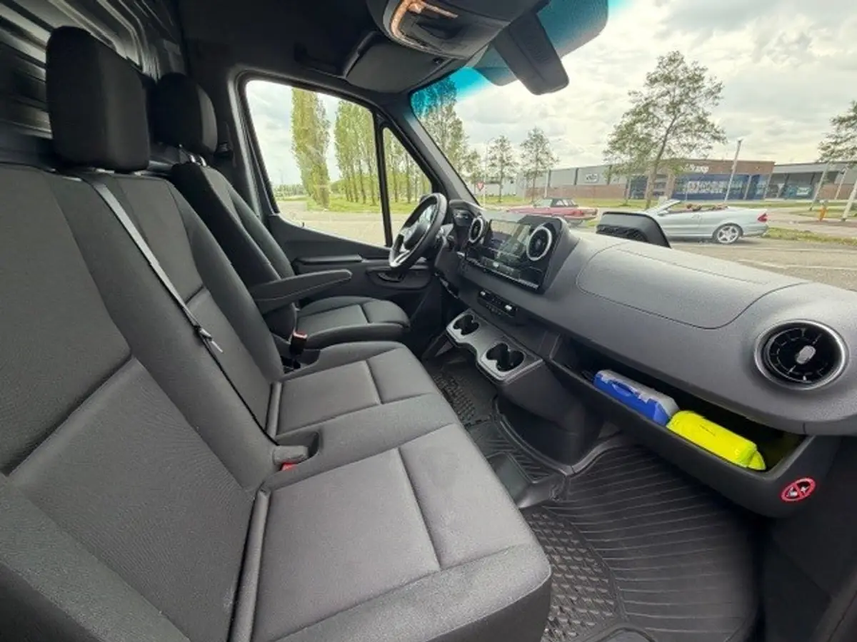 Mercedes-Benz Sprinter 319 1.9 CDI L2 Night Edition l Distronic l LED High Performance l Geveerde best. stoel l MBUX l Smartphone Integratie l Trekhaak 3,5 t l PTS l Betimmerd l Stoelvewarming l Tweezitsbank l Airconditioning l Dode hoek assistent l: foto 2