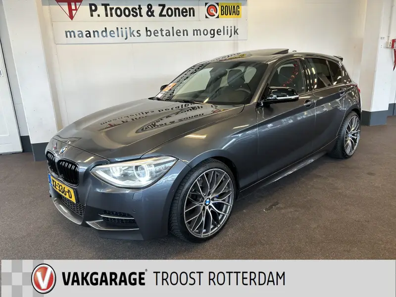 BMW 1 Serie M135i xDrive High Executive 6 Cilinder | Panoramadak | Harman/Kardon | Lederen bekleding | Memory seats | Achteruitrijcamera | M Sport stuur | Adaptief onderstel | Cruise control | Climate control | Stoelverwarming 2013 leasen bij DreamLease: foto 1