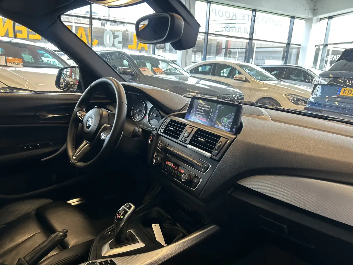 BMW 1 Serie M135i xDrive High Executive 6 Cilinder | Panoramadak | Harman/Kardon | Lederen bekleding | Memory seats | Achteruitrijcamera | M Sport stuur | Adaptief onderstel | Cruise control | Climate control | Stoelverwarming: foto 2