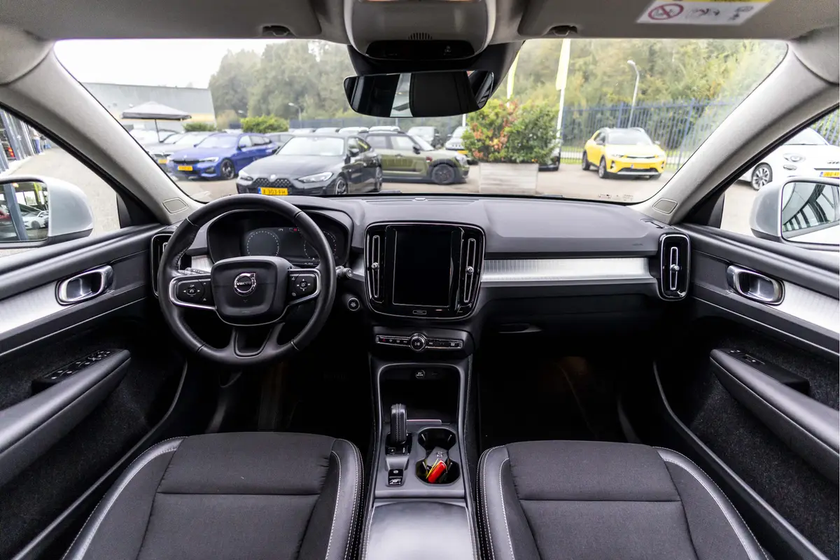 Volvo XC40 2.0 T4 Momentum: foto 2