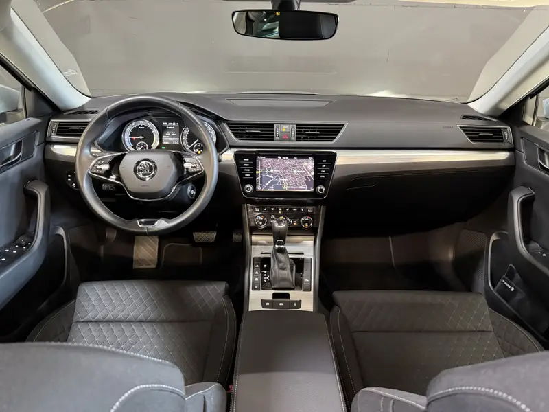 Škoda Superb Combi 1.4 TSI iV Business Edition Plus | Panoramadak | Crystal Light | Apple Carplay 2021 leasen bij DreamLease: foto 2