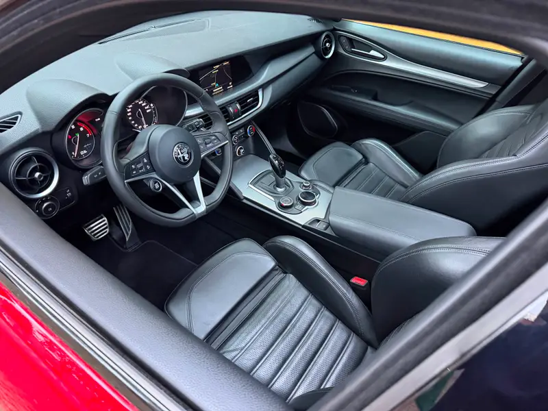 Alfa Romeo Stelvio 2.0 T AWD Special Edition|280PK|Veloce Stoelen|Rood|Pano|Camera|Nav|Trekhaak 2018 leasen bij DreamLease: foto 2