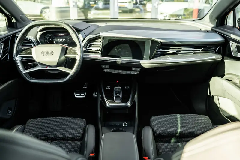 Audi Q4 e-tron 40 Launch edition S Competition 77 kWh 2021 leasen bij DreamLease: foto 2