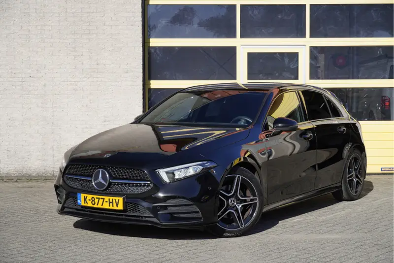 Mercedes-Benz A-Klasse 180 Automaat! 5drs AMG Business Solution BJ2021 Lmv 18" | Led V+A | Pdc | Sideskirts | Achteruitrijcamera | Virtual cockpit | Sfeerverlichting | Climate control | Cruise control | Sportstoelen | Sportstuur | Verwarmde voorstoelen | Zwarte hemel 2021 leasen bij DreamLease: foto 1