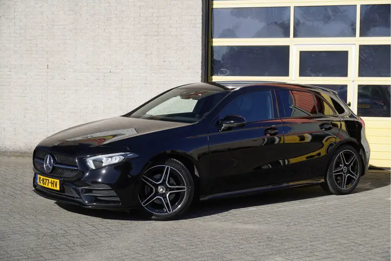 Mercedes-Benz A-Klasse 180 Automaat! 5drs AMG Business Solution BJ2021 Lmv 18" | Led V+A | Pdc | Sideskirts | Achteruitrijcamera | Virtual cockpit | Sfeerverlichting | Climate control | Cruise control | Sportstoelen | Sportstuur | Verwarmde voorstoelen | Zwarte hemel 2021 leasen bij DreamLease: foto 2