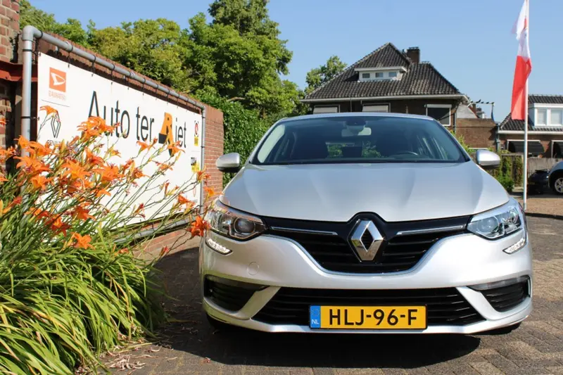 Renault Mégane TCe 101 pk Limited 2018 leasen bij DreamLease: foto 2