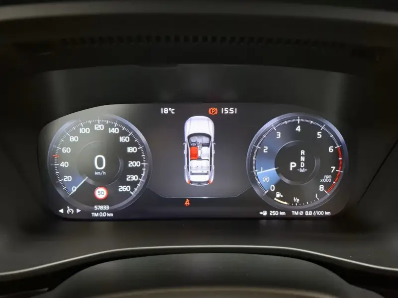 Volvo XC40 1.5 T3 R Design - Panoramadak - org. electr trekhaak - all season - slechts 57.800 km !! 2019 leasen bij DreamLease: foto 2