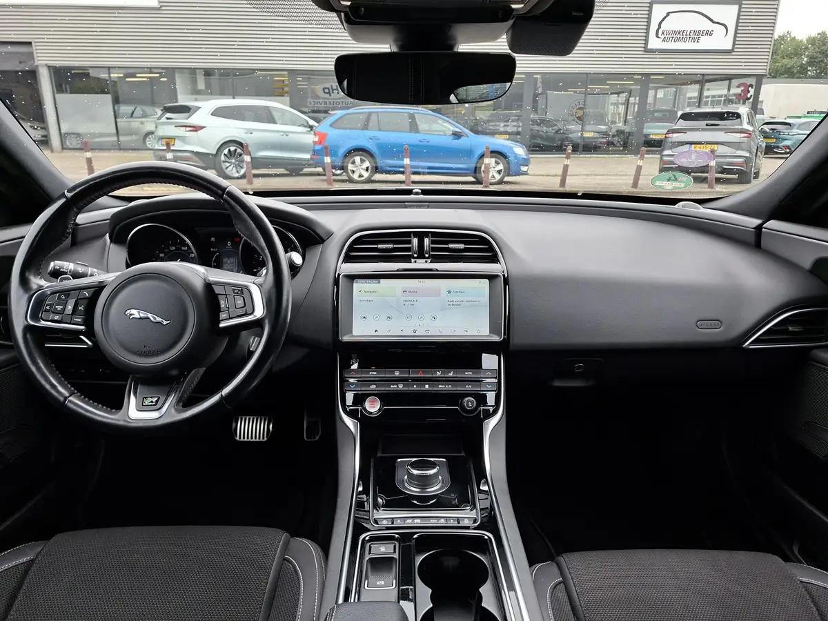 Jaguar XE 2.0t R-Sport: foto 2