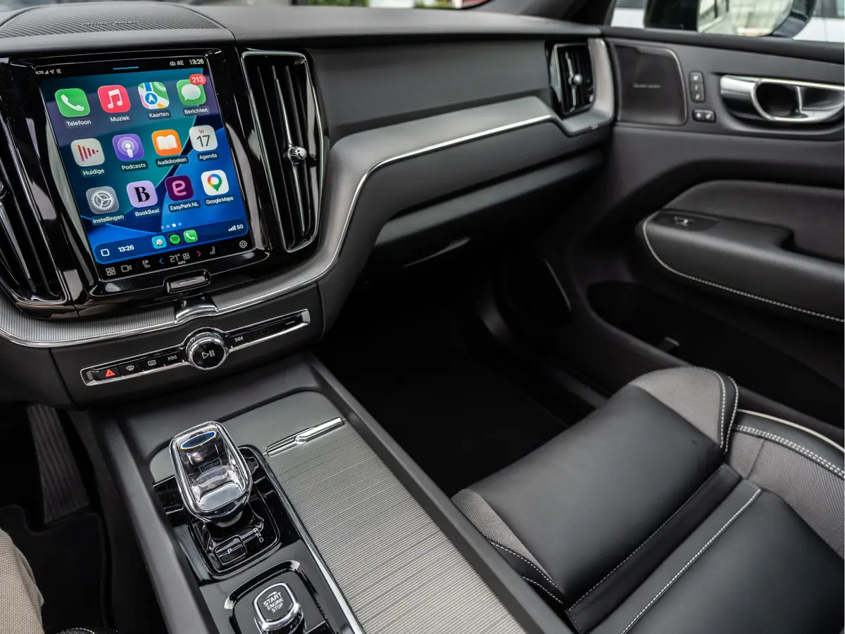 Volvo XC60 2.0 T6 Plug-in hybrid AWD Plus Dark: foto 2