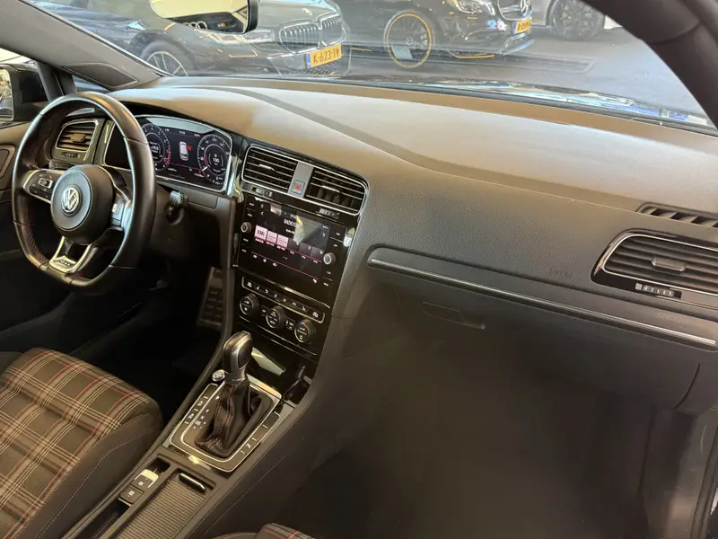 Volkswagen Golf 2.0 TSI GTI Performance 245PK Automaat | Digital dashboard | Adaptieve cruise control | Keyless | Dodehoeksdetectie | Lane assist | Achteruitrijcamera | Stoelverwarming | Navigatie 2018 leasen bij DreamLease: foto 2