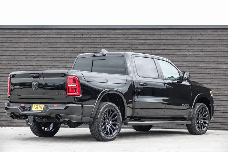 Dodge Ram 1500 3.0L 548Pk Limited Night | H.O. SST | 4x4 Crew Cab | Luchtvering | Panoramadak | Trekhaak | 22'' 2024 leasen bij DreamLease: foto 2