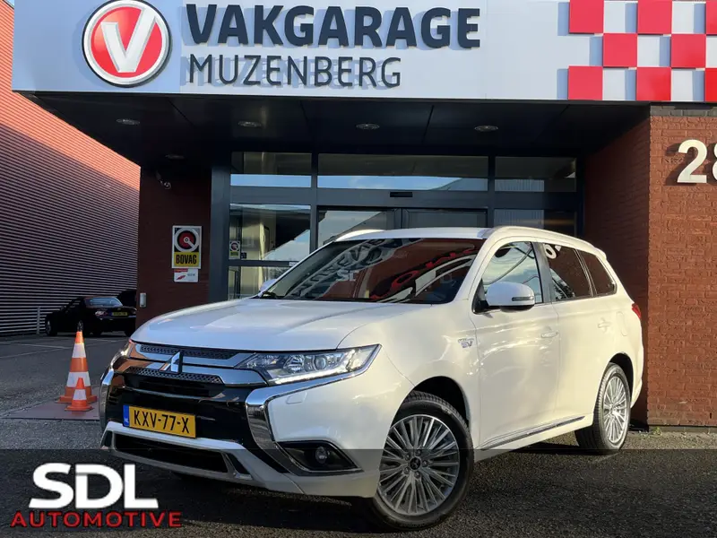 Mitsubishi Outlander 2.4 PHEV Intense+ // HALF-LEDER/ALCANTARA // NAVI + CARPLAY // STANDKACHEL FUNCTIE // CAMERA // KEYLESS // ELEK. STOEL // TREKHAAK!! 2020 leasen bij DreamLease: foto 1