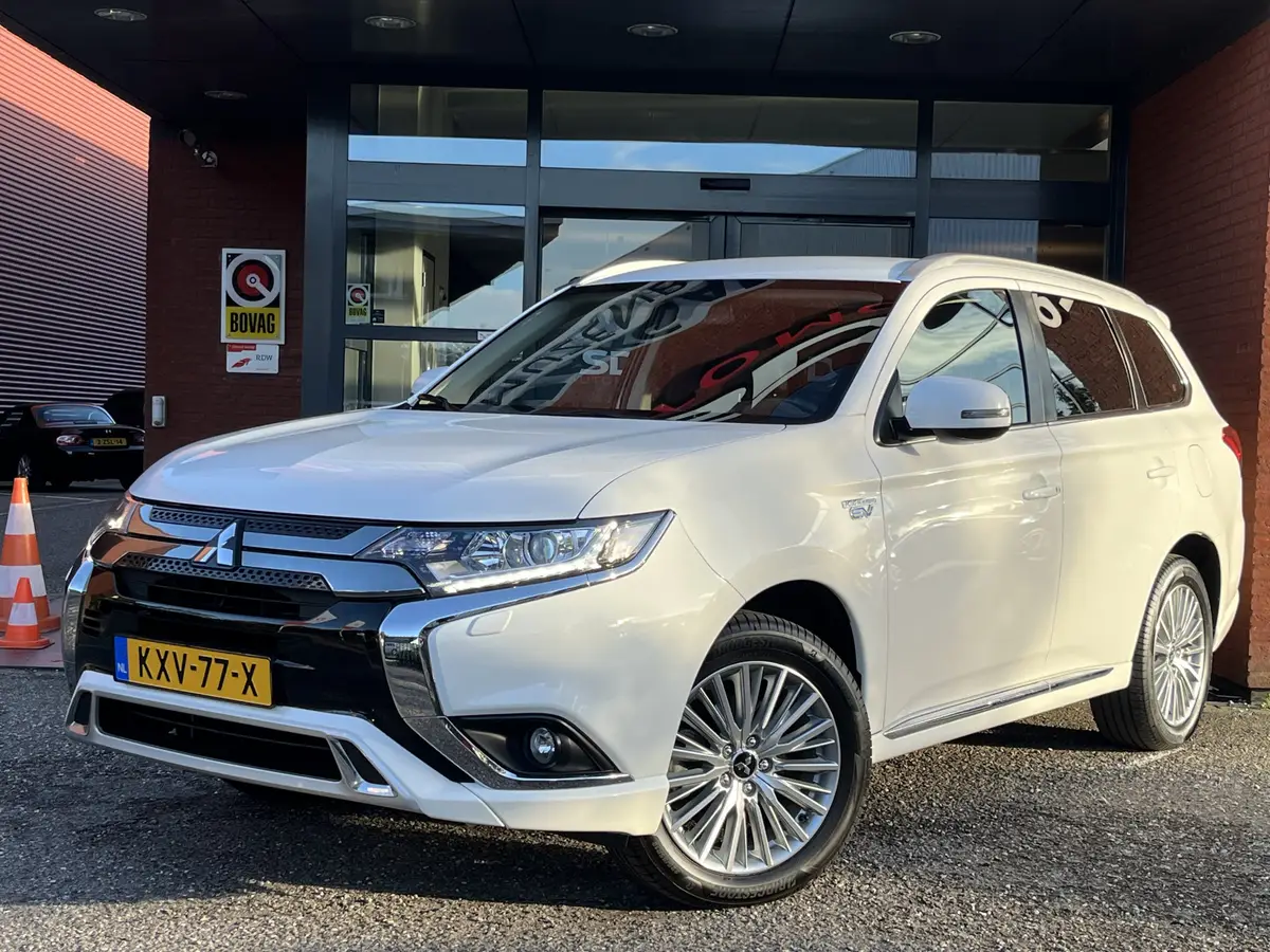 Mitsubishi Outlander 2.4 PHEV Intense+ // HALF-LEDER/ALCANTARA // NAVI + CARPLAY // STANDKACHEL FUNCTIE // CAMERA // KEYLESS // ELEK. STOEL // TREKHAAK!!: foto 2
