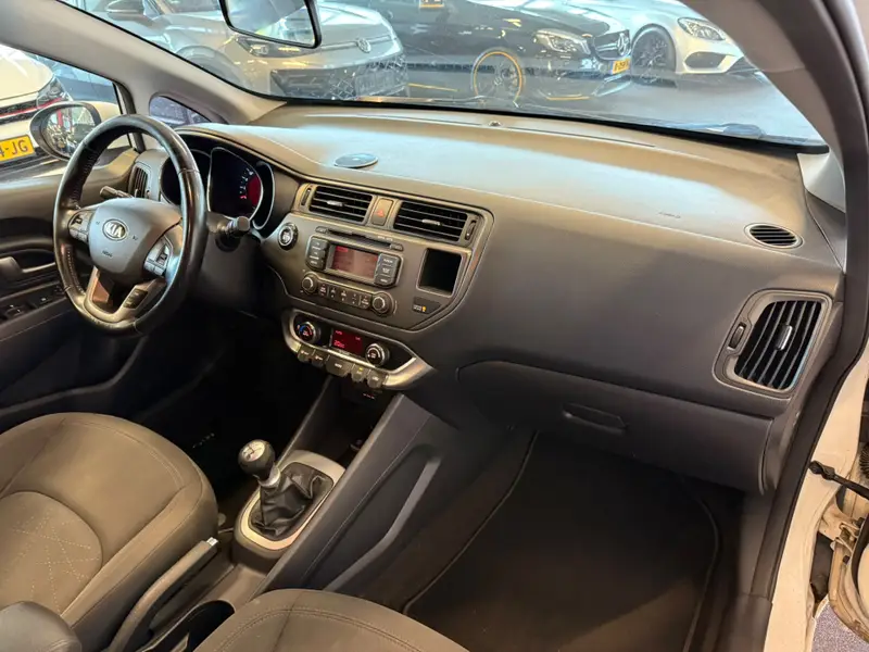 Kia Rio 1.2 CVVT ExecutiveLine | Cruise control | Climate control | Elek. inklapbare spiegels | Radio/MP3 2014 leasen bij DreamLease: foto 2
