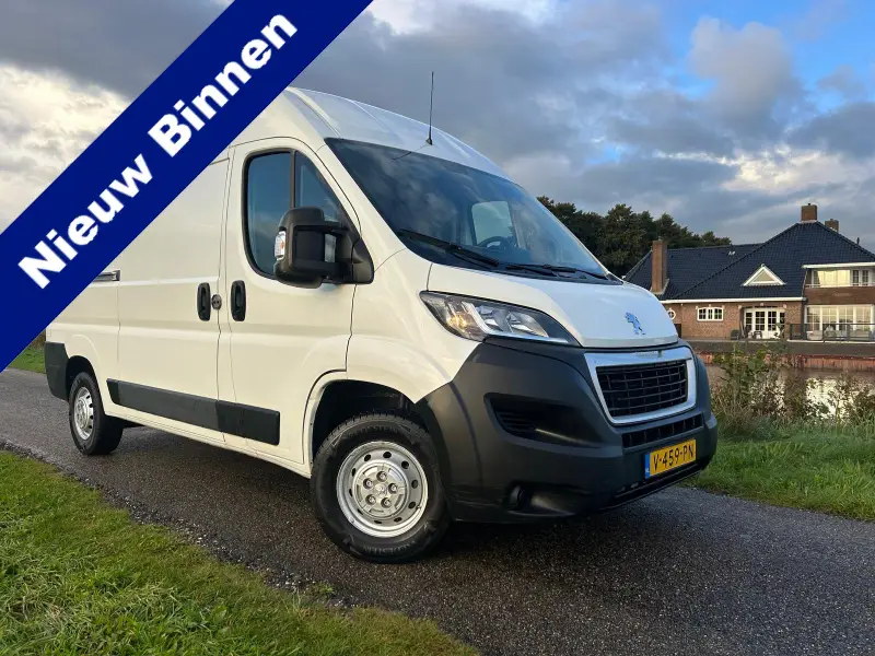 Peugeot Boxer 330 2.0 BlueHDI L2H2 Premium | 3 Zitplaatsen | Bluetooth | Airco | Cruise 2018 leasen bij DreamLease: foto 1