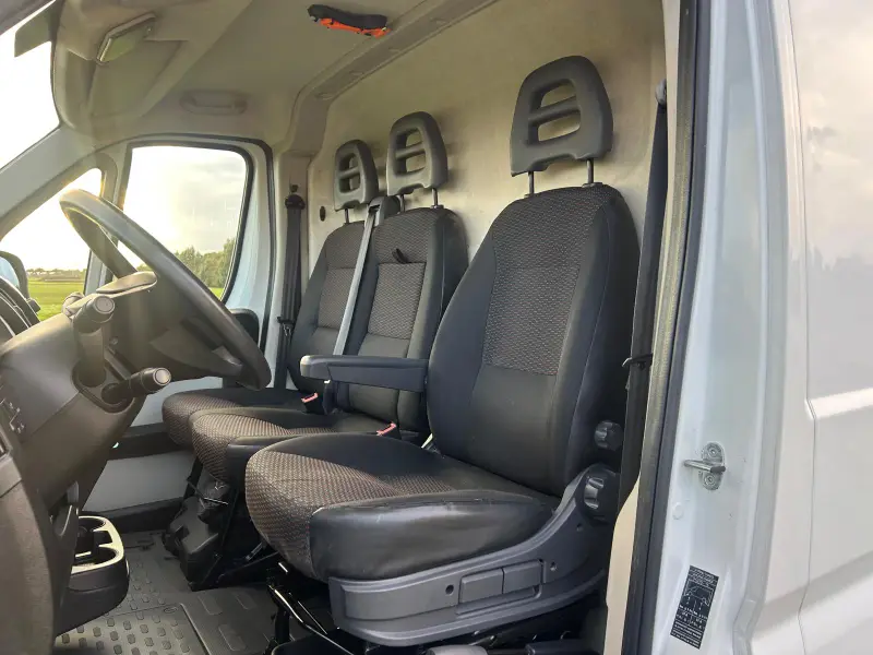 Peugeot Boxer 330 2.0 BlueHDI L2H2 Premium | 3 Zitplaatsen | Bluetooth | Airco | Cruise 2018 leasen bij DreamLease: foto 2