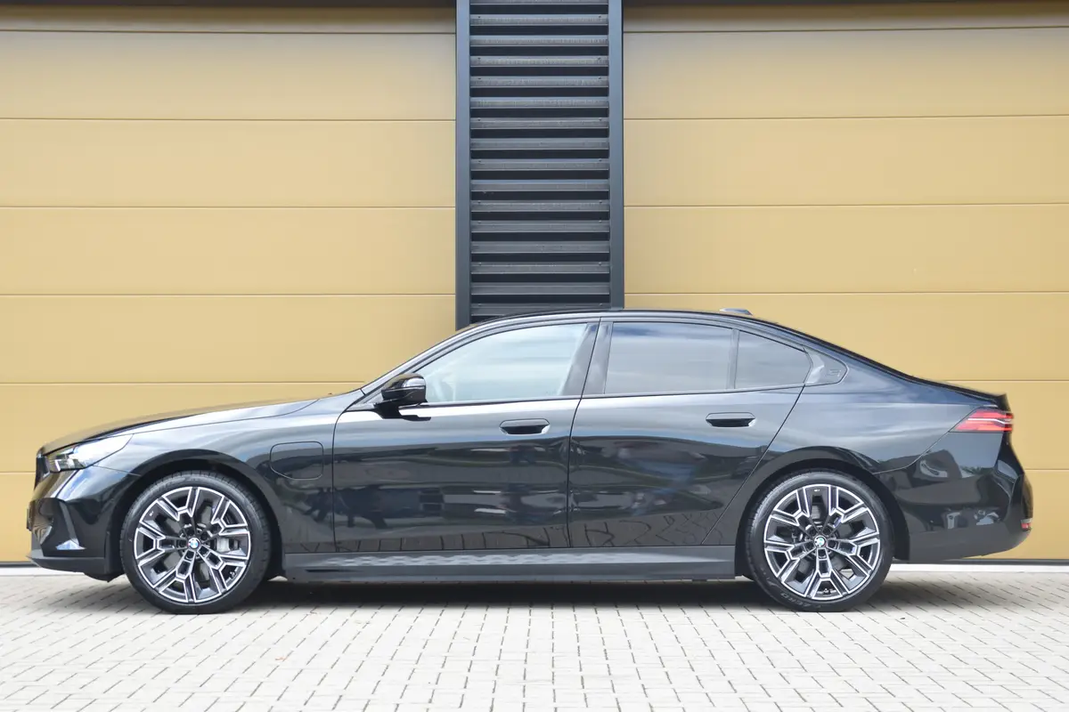 BMW 5 Serie 550e xDrive: foto 2