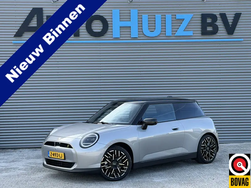 MINI Electric 3-Deurs Cooper SE Favoured XL 54.2 kWh Panoramadak Carplay Harman-Kardon Keyless Entry 360 Camera 18 Inch LED Stuurverwarming Tot 402 KM Actieradius! 2024 leasen bij DreamLease: foto 1