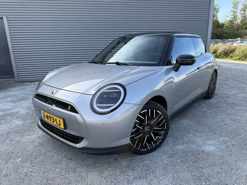 MINI Electric 3-Deurs Cooper SE Favoured XL 54.2 kWh Panoramadak Carplay Harman-Kardon Keyless Entry 360 Camera 18 Inch LED Stuurverwarming Tot 402 KM Actieradius! 2024 leasen bij DreamLease: foto 2