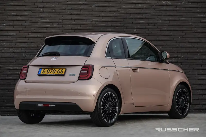 Fiat 500e 118Pk | 42 kWh | 3+1 La Prima | Leder | Achteruitrijcamera | 17'' | Rose Gold 2022 leasen bij DreamLease: foto 2