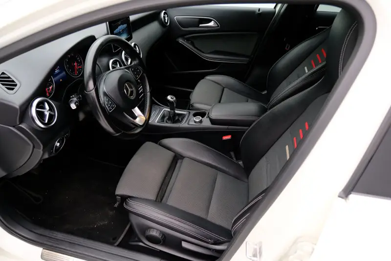 Mercedes-Benz A-Klasse 180 PDC|Half Leder|Sportstoelen|18" LMV 2016 leasen bij DreamLease: foto 2