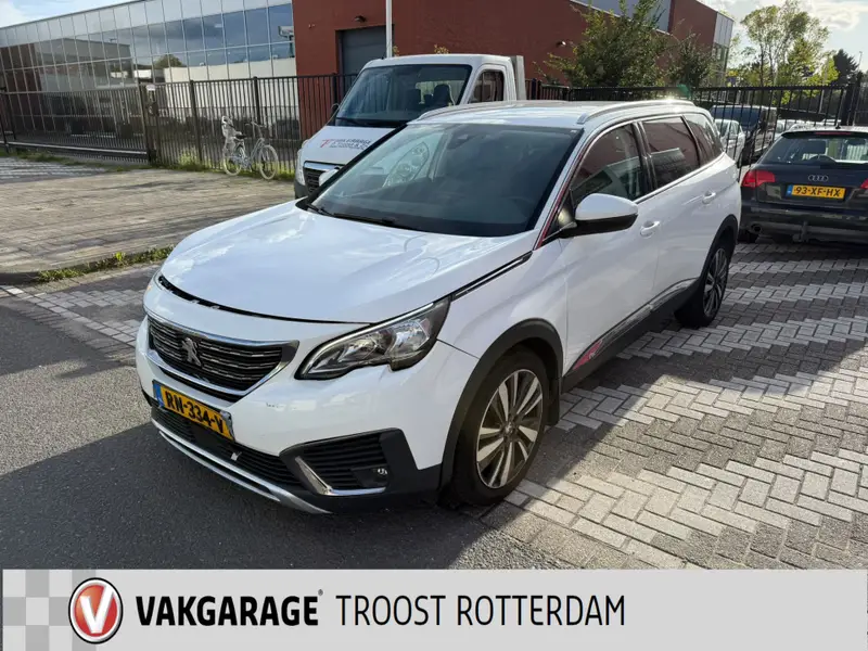 Peugeot 5008 1.2 PureTech Blue Lease Premium 7 Persoons | Zie foto's | Trekhaak | APK TOT 04-03-2027 | Cruise control | Climate control 2018 leasen bij DreamLease: foto 1