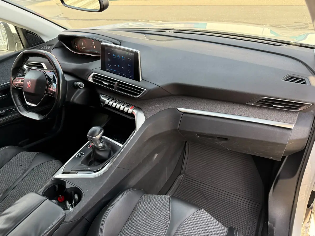 Peugeot 5008 1.2 PureTech Blue Lease Premium 7 Persoons | Zie foto's | Trekhaak | APK TOT 04-03-2027 | Cruise control | Climate control: foto 2
