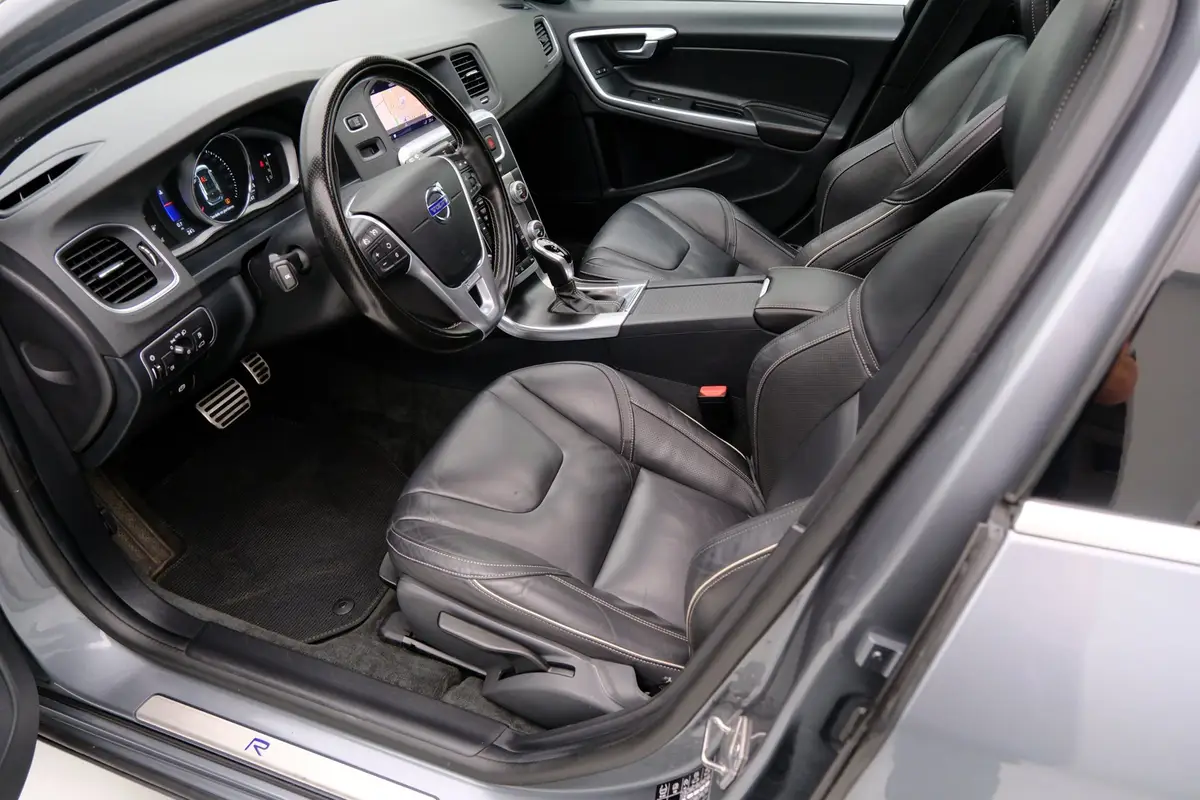 Volvo V60 2.0 T4 190pk Business Sport Aut. Pano|Leder|Sportstoelen|Cam|ParkAssist|LMV: foto 2