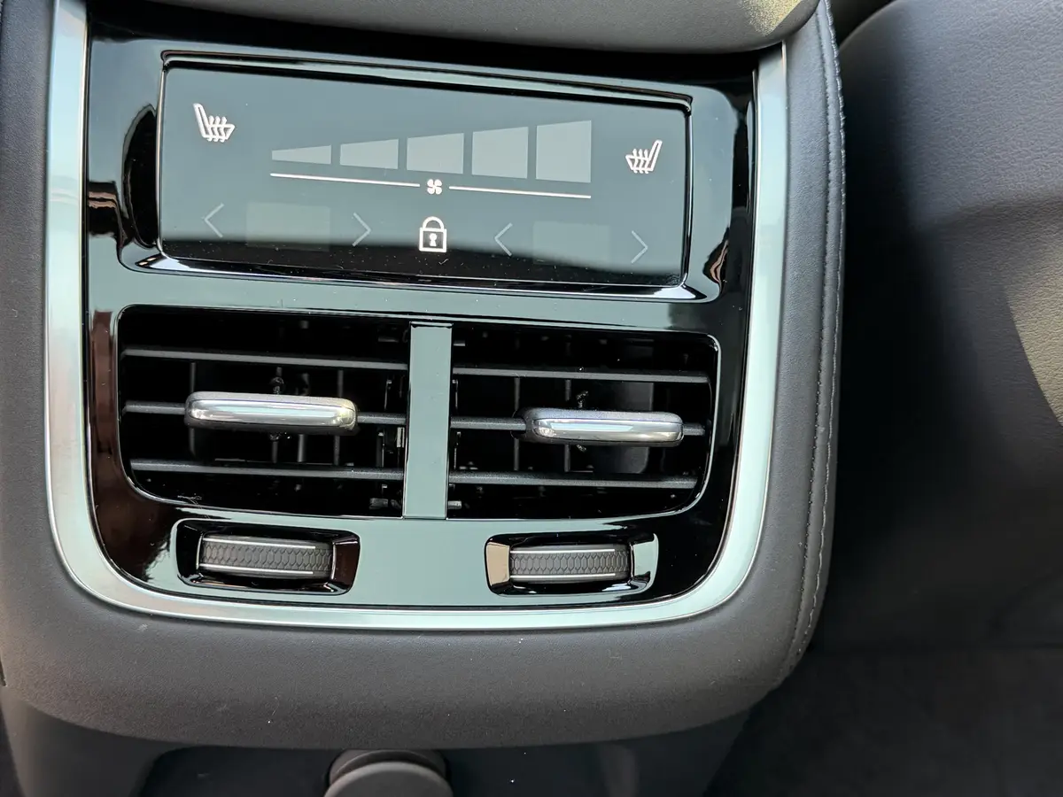 Volvo XC90 2.0 T8 Plug-in hybrid AWD Ultra Dark: foto 23