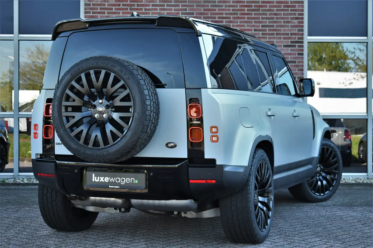 Land Rover Defender 110 D250 3.0 SE: foto 2