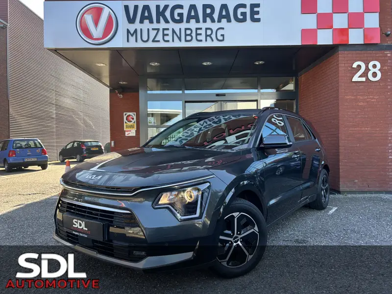 Kia Niro 1.6 GDi Hybrid DynamicLine // DEALER ONDERHOUDEN // ELEK. STOEL // KEYLESS // NAVI + CARPLAY // STOEL + STUURWIELVERWARMING // PDC // CAMERA // HALF-LEDER 2023 leasen bij DreamLease: foto 1